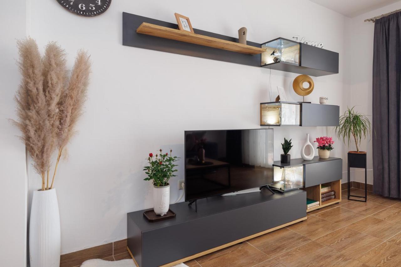 Spacious And Modern App With Big Terrace Малинска Екстериор снимка